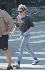 Kristen Stewart and New Girlfriend Sara Dinkin in Los Feliz фото №1127448
