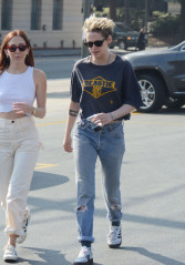 Kristen Stewart and New Girlfriend Sara Dinkin in Los Feliz фото №1127447
