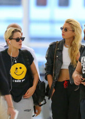 Kristen Stewart and Stella Maxwell – JFK Airport in NYC 07/08/2019 фото №1196530