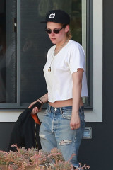 Kristen Stewart in Ripped Jeans Out in Los Angeles 03/19/2018 фото №1055312