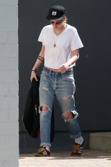 Kristen Stewart in Ripped Jeans Out in Los Angeles 03/19/2018 фото №1055314