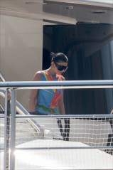 Kylie Jenner On a yacht in Capri 08/09/19 фото №1209149