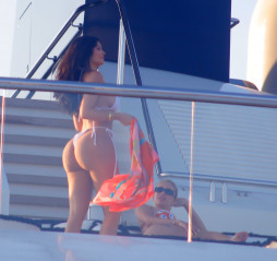 Kylie Jenner On a yacht in Capri 08/09/19 фото №1209150
