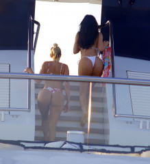 Kylie Jenner On a yacht in Capri 08/09/19 фото №1209152