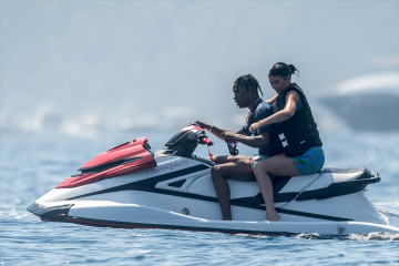 Kylie Jenner | JET SKIING IN POSITANO 08/10/19 фото №1209154