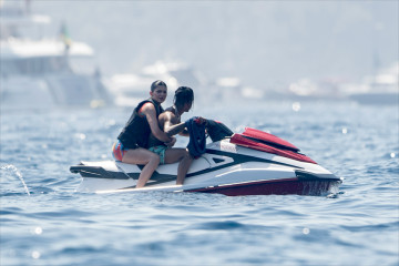 Kylie Jenner | JET SKIING IN POSITANO 08/10/19 фото №1209153