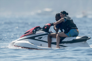 Kylie Jenner | JET SKIING IN POSITANO 08/10/19 фото №1209156