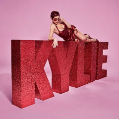 Kylie Jenner – Valentine’s Collection Campaign of Her Own Brand Kylie Cosmetics фото №1137135
