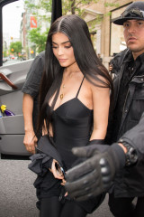 Kylie Jenner – Leaving The Mercer Hotel in Manhattan фото №961454