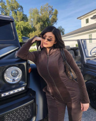 Kylie Jenner – Social Media Pics  фото №1061700