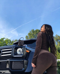 Kylie Jenner – Social Media Pics  фото №1061702
