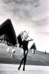Kylie Minogue – Iconic Photoshoot 1995 фото №1413663