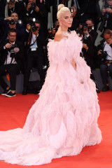 Lady Gaga – “A Star is Born” Red Carpet at Venice Film Festival фото №1097708