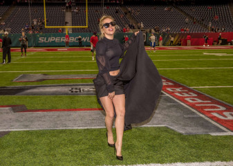  Lady Gaga – Super Bowl LI between the Atlanta Falcons vs New England Patriots фото №938885