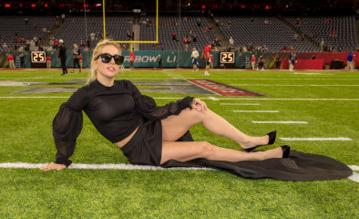  Lady Gaga – Super Bowl LI between the Atlanta Falcons vs New England Patriots фото №938886