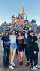 Lana Del Rey - Disneyland in Anaheim 03/04/2020 фото №1258035