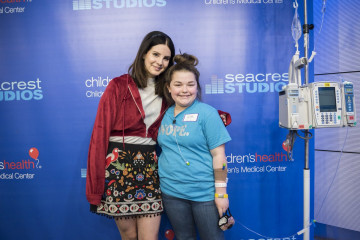 Lana Del Rey - Seacrest Studios in Children's Medical Center in Dallas 02/08/18 фото №1172873