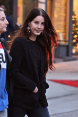Lana Del Rey – Shops For Christmas in Beverly Hills фото №928976