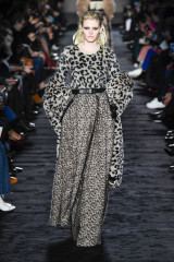 Lara Stone Walks Max Mara Fashion Show in Milan фото №1044860