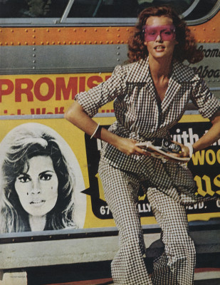 Lauren Hutton ~ US Vogue June 1972 by Helmut Newton фото №1376817