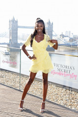 Le﻿omie Anderson Launches The New 'Incredible By ﻿Victoria's Secret' Bra Collect фото №1186329