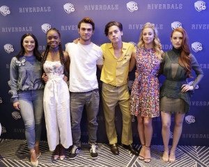 Lili Reinhart – “Riverdale” TV Series Photocall in Mexico City  фото №953967