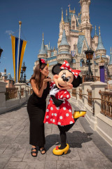 Lily Aldridge Visits Walt Disney World in Orlando фото №1105551