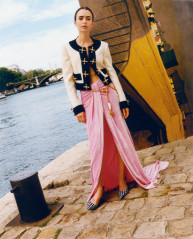 Lily Collins by Maciek Pozoga for Vogue France (Dec/Jan 2023) фото №1358534
