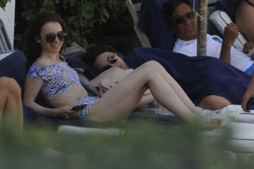 Lily Collins at the Beach – Regina Isabella Hotel in Ischia фото №982383