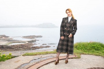 Lily James – “The Guernsey Literary and Potato Peel Pie Society” Photocall  фото №1061643
