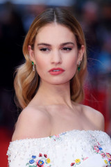 Lily James – ‘The Guernsey Literary and Potato Peel Pie Society’ Premiere  фото №1061143