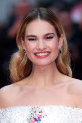 Lily James – ‘The Guernsey Literary and Potato Peel Pie Society’ Premiere  фото №1061144