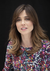 Linda Cardellini – “Dead To Me” Press Conference Portraits in Hollywood фото №1161957