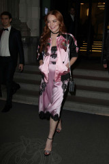  Lindsay Lohan – Leaves her hotel in Milan фото №933769