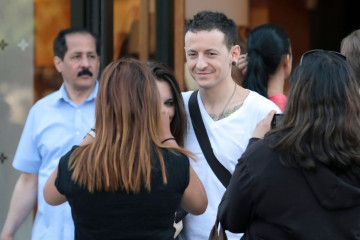 Linkin Park - Chester Bennington with family in Paris 08/01/2009 фото №993053