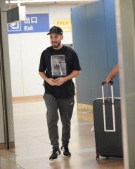 Linkin Park - Mike Shinoda at Airport in Beijing, China 08/12/2018 фото №1271647