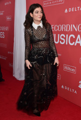 Lorde at 2018 Musicares Person of the Year Honoring Fleetwood Mac in New York фото №1035302