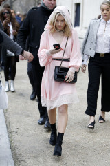 Lottie Moss – Arriving to the Chanel Autumn/Winter 2017 Fashion Show in Paris фото №946124