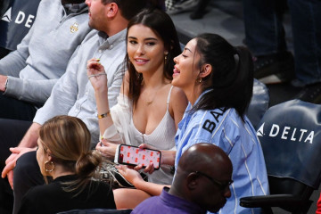 Madison Beer – LA Lakers vs Suns in Los Angeles 01/27/2019 фото №1138271