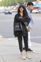 Madison Beer Shopping at XIV Karats on Christmas Eve in Beverly Hills фото №1127561