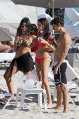 Madison Beer in Red Bikini – Miami фото №931187