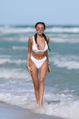 Madison Beer Shows Off Her Bikini Body in Miami фото №931195