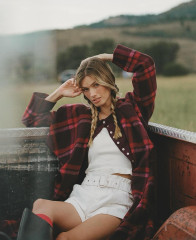 Maggie Rawlins for Hutch Design Fall 2024 by Madison White фото №1411722