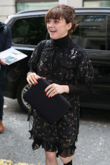 Maisie Williams Arrives at BBC Radio in London 09/28/2018   фото №1104579