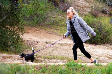 Malin Akerman – Hiking With Her Dog in LA 03/16/2020 фото №1251291