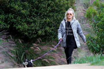 Malin Akerman – Hiking With Her Dog in LA 03/16/2020 фото №1251294