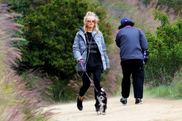 Malin Akerman – Hiking With Her Dog in LA 03/16/2020 фото №1251290