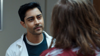 Manish Dayal - The Resident (2018) 1x09 'Lost Love' фото №1271796