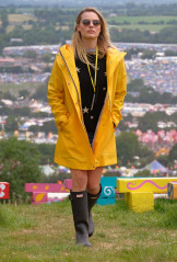 Margot Robbie at the Glastonbury Festival // June 22, 2017 фото №1277635