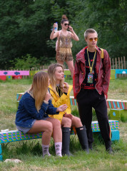 Margot Robbie at the Glastonbury Festival // June 22, 2017 фото №1277638